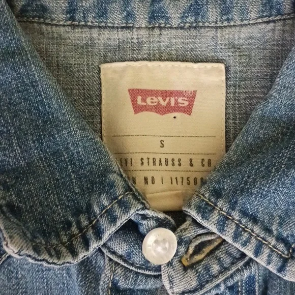 Vintage LEVI'S Sleeveless Denim Shirt - Picture 6 of 7